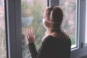 Για ποιους μειώνεται η καραντίνα 