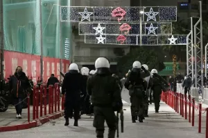 Επεισόδια έξω από το «Γ. Καραϊσκάκης»! (φώτος) 