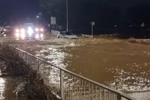 Οδηγός εγκλωβίστηκε στα νερά του Πεδιαίου (βίντεο)