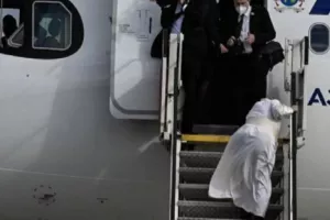Σκόνταψε ο Πάπας ανεβαίνοντας στο αεροπλάνο! (βίντεο)