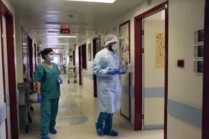 Ένας θάνατος, 715 νέα κρούσματα