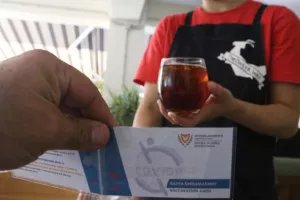 Κυκλοφορούσαν με Safepass άλλων και τους φόρεσαν χειροπέδες!