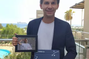 Μπάλα με υπογραφές ΑΠΟΕΛ, υπογραμμένες φανέλες Απόλλωνα και όχι μόνο