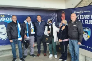 Moίρασε δώρα ο Θεοχάρους