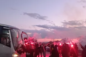 ΑΕΚ: Xαμός στην άφιξη της αποστολής! (φώτος)
