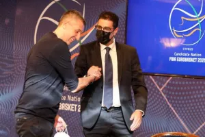 "Η Κύπρος θέλει να διεκδικήσει τον όμιλο της Ελλάδας και θα το κάνει με πρεσβευτή τον Διαμαντίδη"