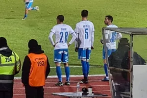 Τριπλή κίνηση - Ντεμπούτο Αυλωνίτη