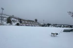 Κάτασπρο το γήπεδο στην Κακοπετριά! (φώτος)