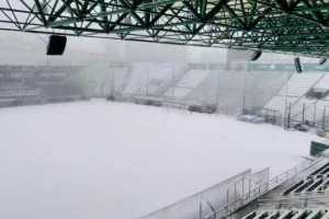 Στα λευκά και το γήπεδο της Λεωφόρου