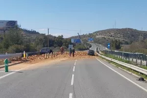 (Έκτακτο) Γέμισε τούβλα το highway - Έκλεισε ο δρόμος (βίντεο)
