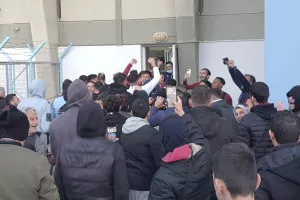 Βυσσινί τρέλα/Συνθήματα... κόσμος και παίκτες μαζί! (Φώτος/Βίντεος)