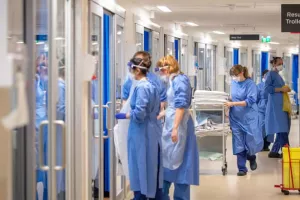 Τέσσερις θάνατοι, 5202 νέα κρούσματα