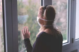 Μειώνεται η καραντίνα για ανεμβολίαστους στενές επαφές