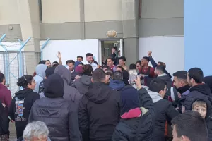 Βυσσινί τρέλα/Συνθήματα... κόσμος και παίκτες μαζί! (Φώτος/Βίντεος)