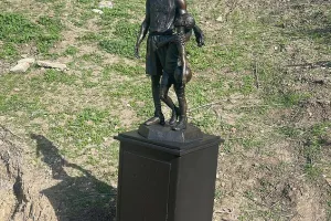Άγαλμα του Κόμπι με την Τζιάνα στο σημείο πτώσης του ελικοπτέρου!