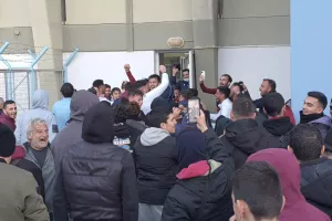 Βυσσινί τρέλα/Συνθήματα... κόσμος και παίκτες μαζί! (Φώτος/Βίντεος)