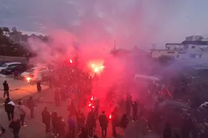 (ΑΝΟ/ΦΩΤΟΣ-ΒΙΝΤΕΟ) Χαμός στην άφιξη της αποστολής!