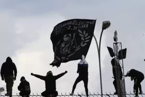 Ανέβηκαν στα κιγκλιδώματα του "Σ. Κυριακίδης" οι Απολλωνίστες! (φώτος/βίντεο)