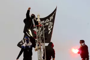 Ανέβηκαν στα κιγκλιδώματα του "Σ. Κυριακίδης" οι Απολλωνίστες! (φώτος/βίντεο)