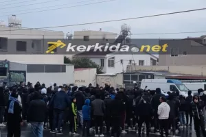 Απολλωνίστες/ Έκαναν... "χαμό" στην άφιξη της αποστολής (Φώτος/Βίντεο)