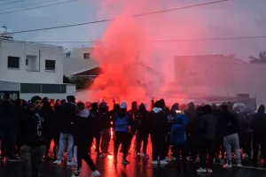 Απολλωνίστες/ Έκαναν... "χαμό" στην άφιξη της αποστολής (Φώτος/Βίντεο)