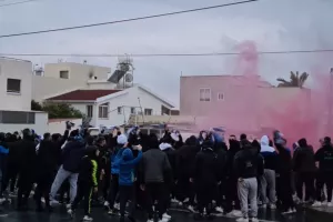 Απολλωνίστες/ Έκαναν... "χαμό" στην άφιξη της αποστολής (Φώτος/Βίντεο)