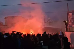 Απολλωνίστες/ Έκαναν... "χαμό" στην άφιξη της αποστολής (Φώτος/Βίντεο)