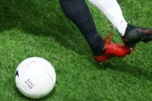 Απείλησαν ποδοσφαιριστές με σουγιάδες