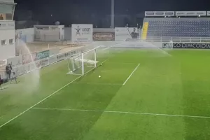 Πότισμα πριν τη σέντρα του β’ μέρους (φώτος)