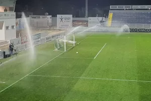 Πότισμα πριν τη σέντρα του β’ μέρους (φώτος)