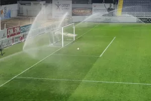 Πότισμα πριν τη σέντρα του β’ μέρους (φώτος)