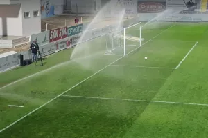 Πότισμα πριν τη σέντρα του β’ μέρους (φώτος)