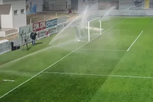 Πότισμα πριν τη σέντρα του β’ μέρους (φώτος)