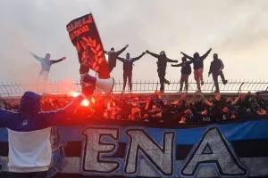 (ΘΥΡΑ 1) "Ντόπες" πριν τη... σέντρα/''Η δύναμη του Θεού Απόλλωνα είμαστε εμείς...'' 