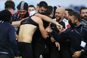 Γκολάρα, ξέσπασμα, φανέλα... και κάρτα!