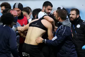 Γκολάρα, ξέσπασμα, φανέλα... και κάρτα!