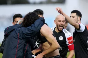 Γκολάρα, ξέσπασμα, φανέλα... και κάρτα!