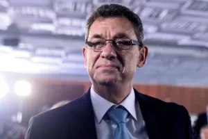 Eπικεφαλής Pfizer: "Επιστροφή στην κανονικότητα έως την άνοιξη" 