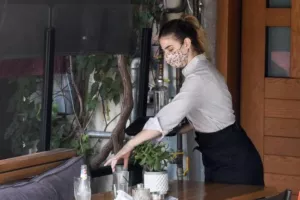 Τι αλλάζει από αύριο σε καφέ, εστιατόρια - Τα νέα μέτρα
