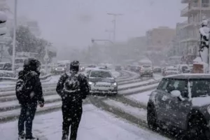 Κακοκαιρία "Ελπίς": Ανοιχτό το ενδεχόμενο να κηρυχθεί η Τρίτη αργία