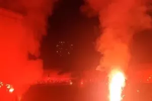 Το "φλεγόμενο" Παπ! (βίντεο)