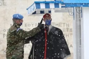 Αγέρωχoι στο χιονιά οι Εύζωνες