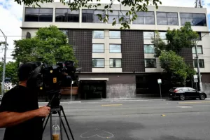 Σε ξενοδοχείο καραντίνας o Τζόκοβιτς, τον περίμεναν με ειδικές στολές! 