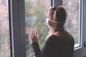 Στενές επαφές εμβολιασμένοι & μη: Τι ισχύει για καραντίνα/τεστ