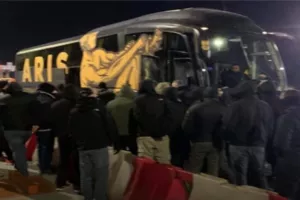 Οπαδοί του Άρη σταμάτησαν το πούλμαν στα διόδια και ζήτησαν εξηγήσεις