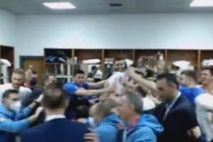 Πάρτι στα αποδυτήρια και μπουγέλο στον Λιόλιο (βίντεο)