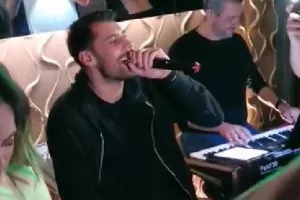 Το έριξε στο τραγούδι ο Πρίντεζης