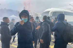 Υποδέχθηκαν την αποστολή με... πυρσούς (φώτος/βίντεο)