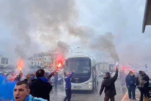 Υποδέχθηκαν την αποστολή με... πυρσούς (φώτος/βίντεο)