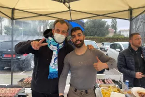 (ΦΩΤΟΣ/ΒΙΝΤΕΟ) Σουβλάκι, ποτό και συνθήματα, πριν την Ανόρθωση